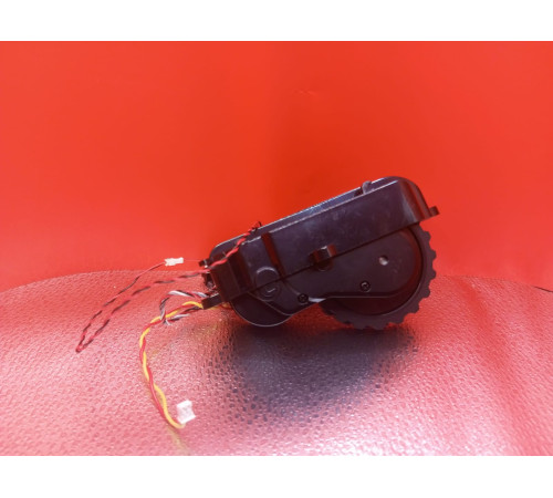 Колесо с редуктором левое L (черный) для робот пылесоса Xiaomi Mi Robot Vacuum Mop P (Mijia LDS SKV4109GL / STYTJ02YM) оригинал с разбора