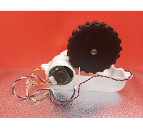 Колесо с редуктором левое L (белый) для робот пылесоса Xiaomi Mi Robot Vacuum Mop P (Mijia LDS SKV4109GL / STYTJ02YM) оригинал с разбора